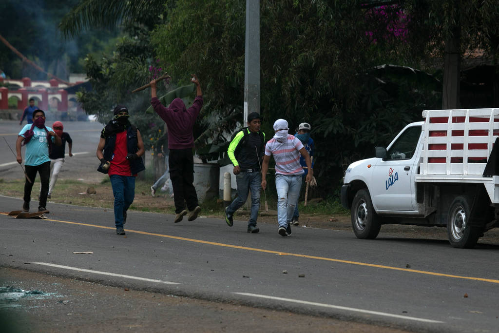 Enfrentamiento. Los estudiantes protagonizaron un enfrentamiento con agentes de policía en Michoacán. 