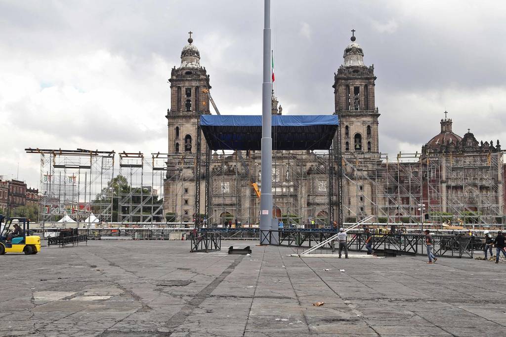 El escenario para el concierto que mañana ofrecerá Roger Waters en el Zócalo de la Ciudad de México ya es montado por personal del músico y trabajadores del gobierno de la capital. (EL UNIVERSAL)