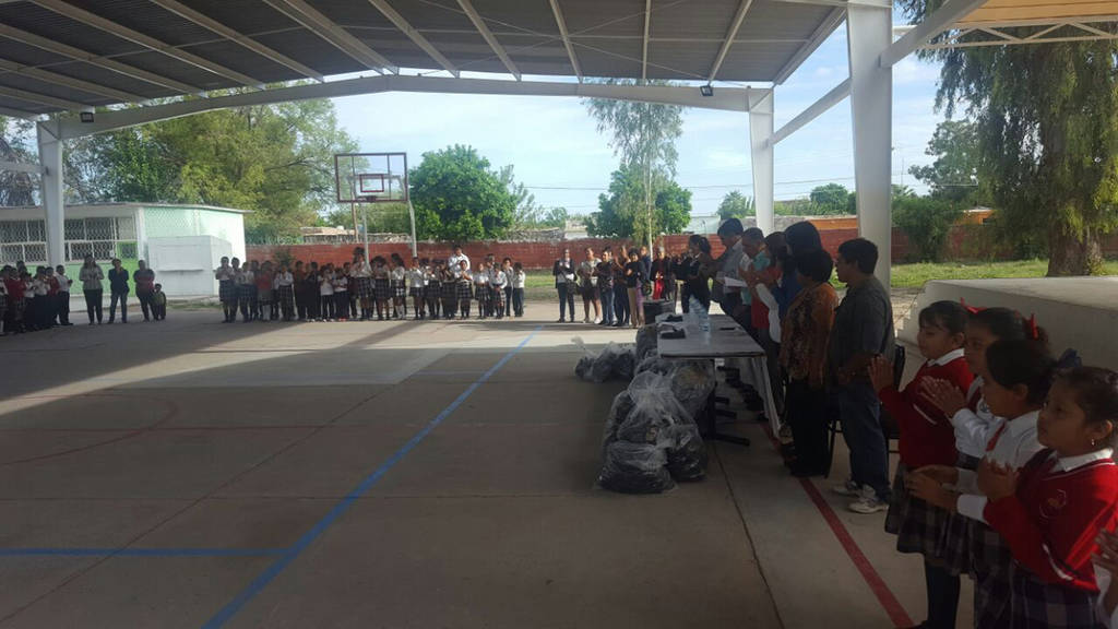 Apoyos. Ayer se realizó la entrega de zapatos escolares y uniformes en la escuela Justo Sierra del ejido Coyote. 
(EL SIGLO DE TORREÓN)