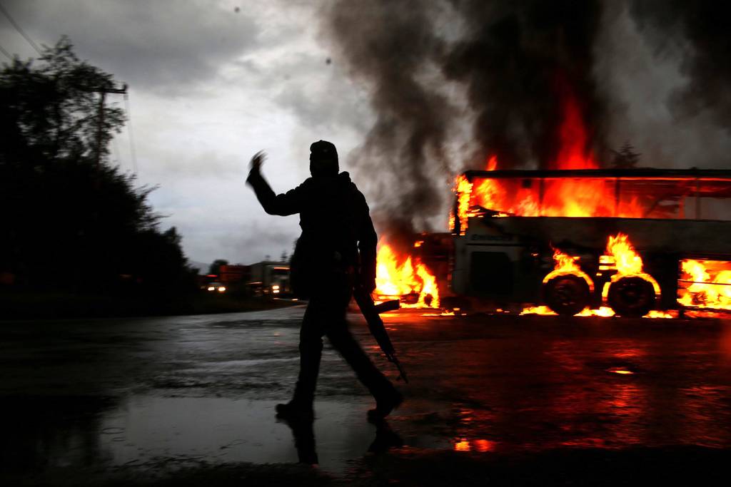 Decisión. Los estudiantes normalistas que incendiaron vehículos en Michoacán, fueron liberados ayer.