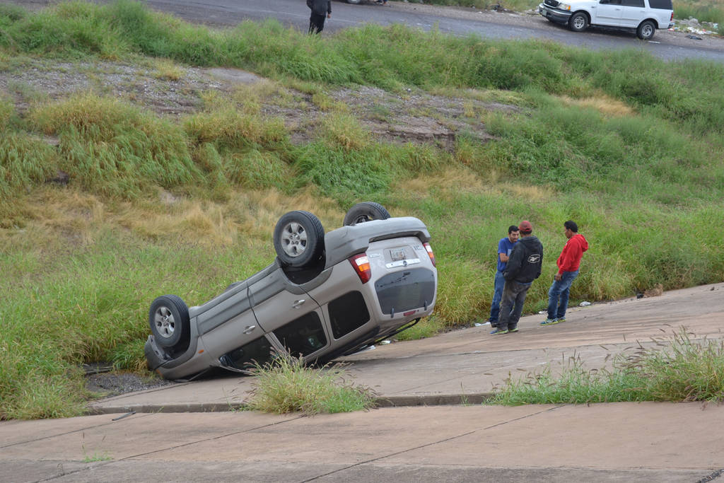 Aparatoso. El susto de su vida se llevó la conductora de la camioneta Mazda, que se cayó del puente y se volcó. (EL SIGLO DE TORREÓN)