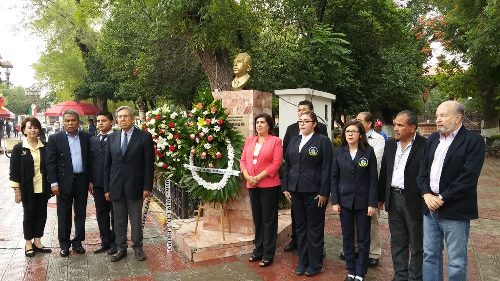 Se colocaron ofrendas florales y se montó la tradicional Guardia de Honor, ante el busto del general Lázaro Cárdenas del Río. (EL SIGLO DE TORREÓN)