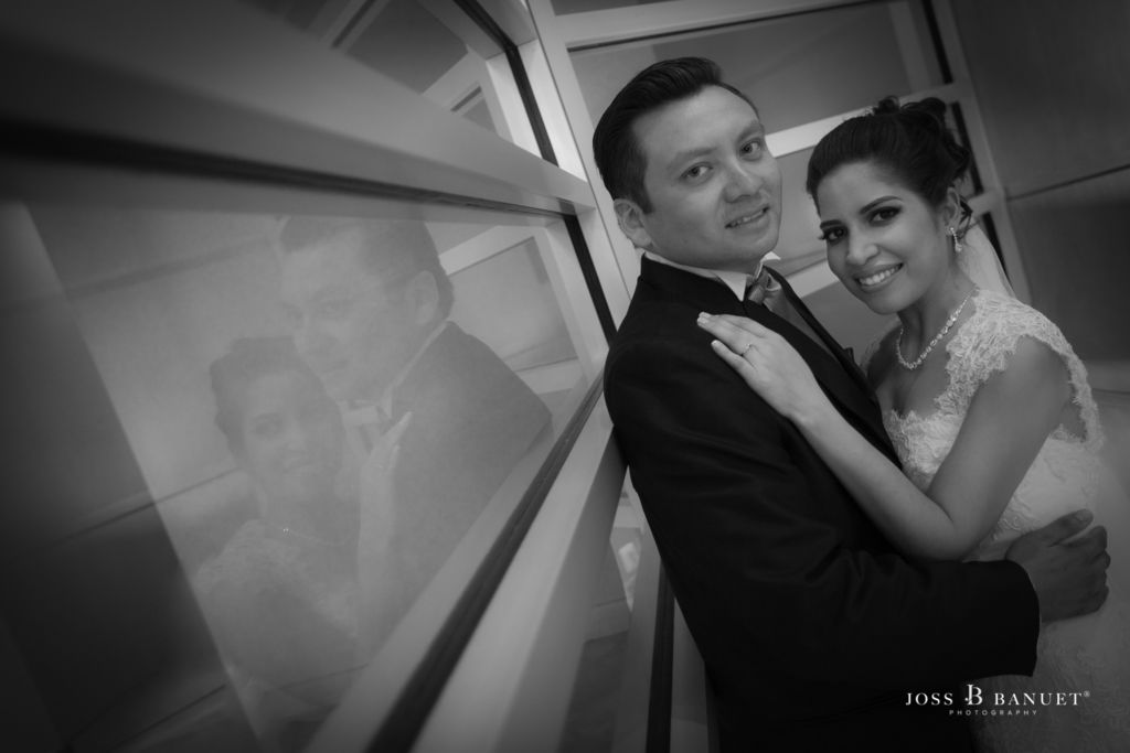 Iván de Jesús Arenas Lara y Yenny Torres Téllez en una fotografía de estudio el día de su boda. - Joss Banuet Fotografía