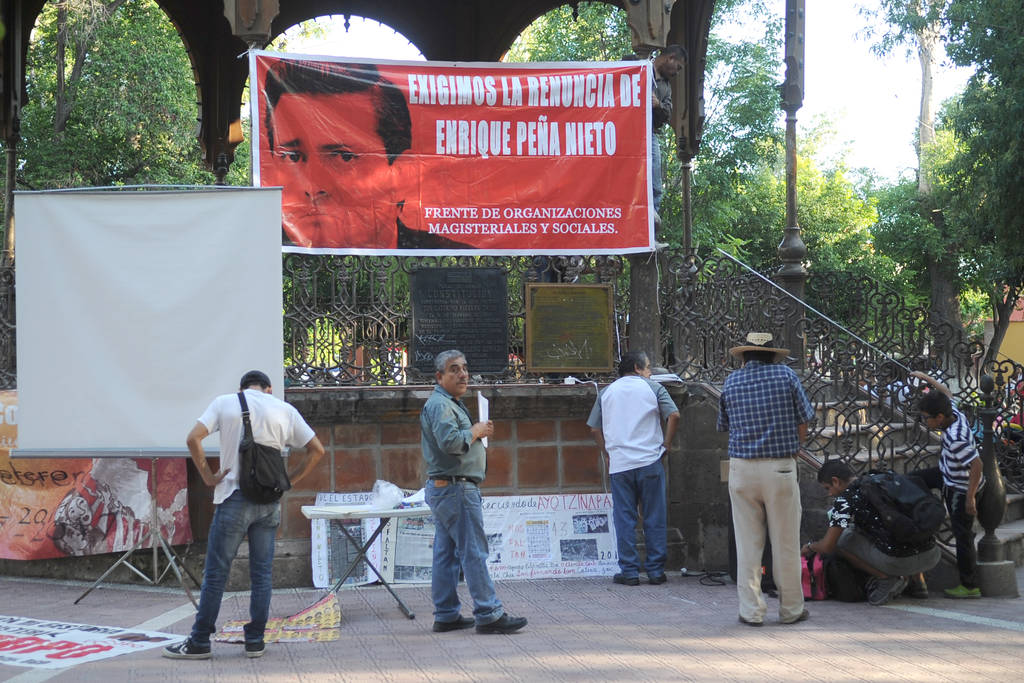 En mitin. Diversas organizaciones  recordaron el 48 aniversario de la matanza de estudiantes del 2 de octubre. (Ramón Sotomayor)