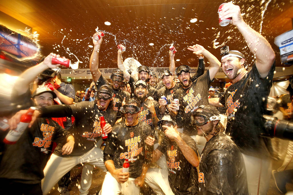 Los jugadores de Gigantes celebran tras obtener el segundo comodín de la Liga Nacional. San Francisco se enfrentará el miércoles ante los Mets de Nueva York. (Fotografía de AP)