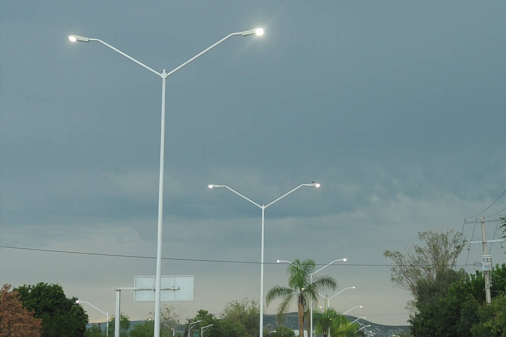 Luminarias. Las luminarias colocadas representan un avance cercano al 35% del padrón total de lámparas en Lerdo. (ARCHIVO)