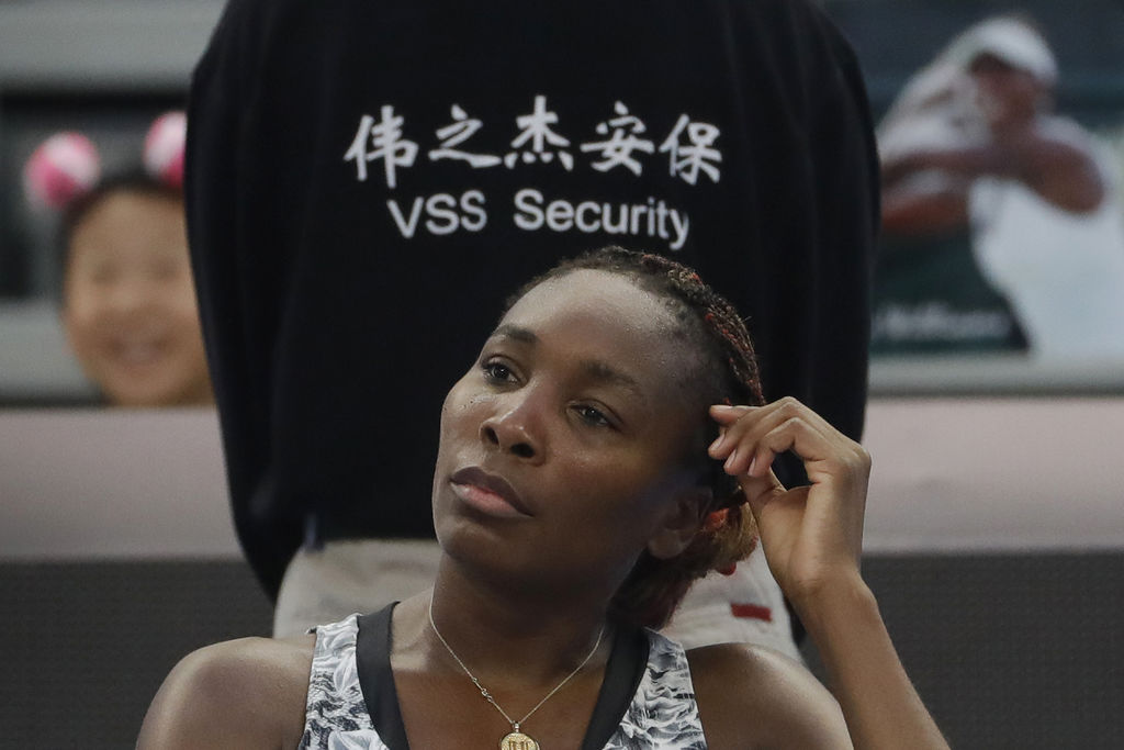 La china de 30 años y que llegó al torneo por invitación rompió dos veces el servicio de Williams en el segundo set.
