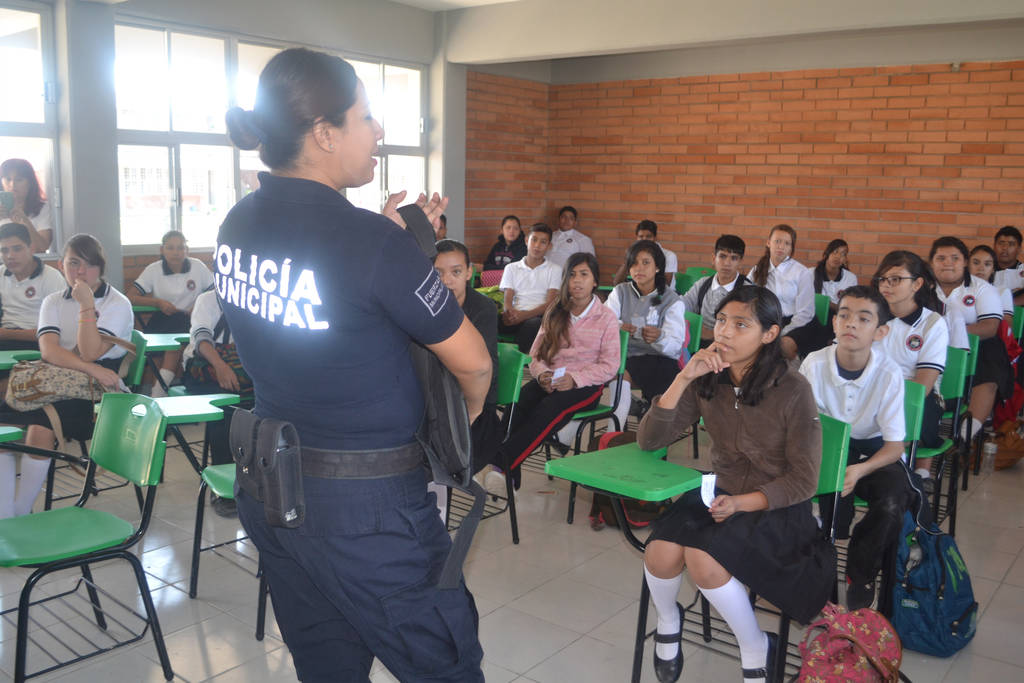 Visita. Trabaja Seguridad Pública de Torreón, en planteles escolares para erradicar la violencia y drogadicción. (Norma Ibarra)