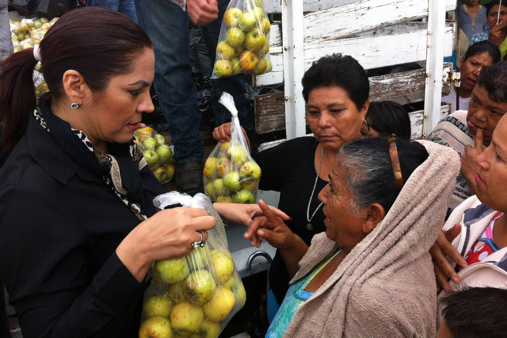 Apoyos. Lleva el DIF municipal, alimentos y hules a personas en situaciones vulnerables. (EL SIGLO DE TORREÓN)