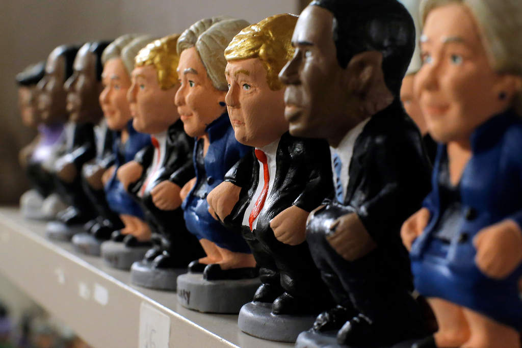 Una compañía catalana que fabrica miniaturas de cerámica para pesebres navideños ha creado versiones especiales de los candidatos presidenciales estadounidenses. (AP)