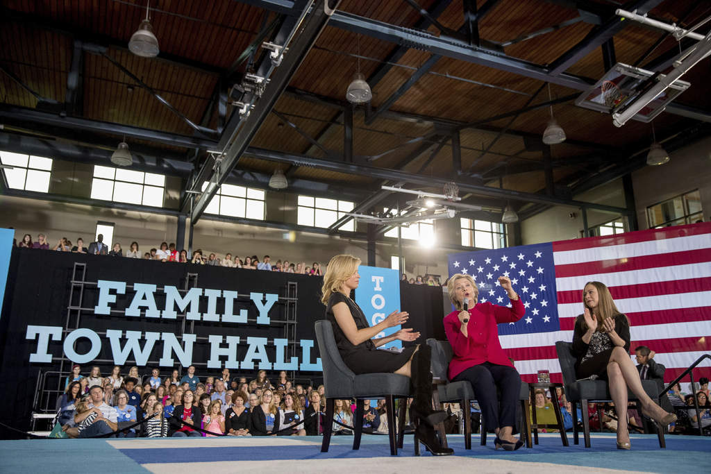 Clinton hacía campaña con su hija, Chelsea Clinton, y con la actriz Elizabeth Banks en un acto dirigido a mujeres que han votado por los republicanos en elecciones anteriores. (AP) 

