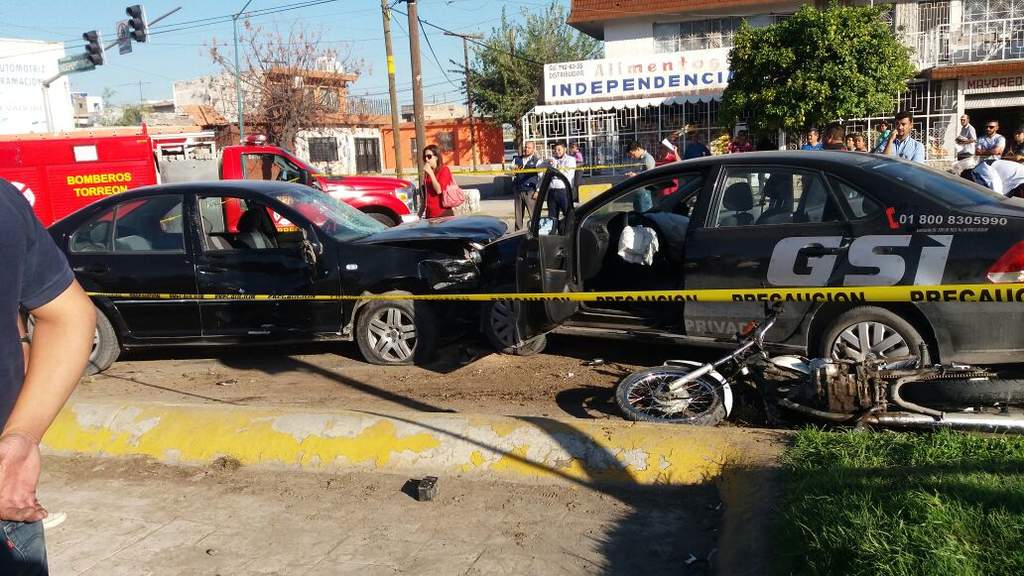El accidente ocurrió sobre el bulevar Independencia y calle Acuña. (FERNANDO COMPEÁN) 