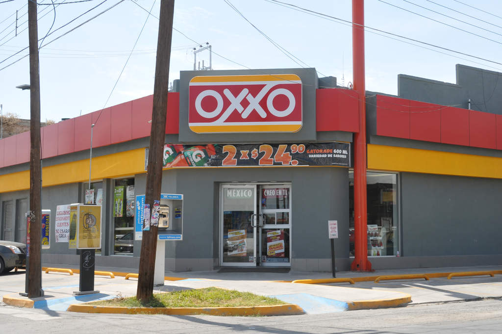 Con esta alianza, Oxxo incrementa su oferta de servicios financieros, a la vez que Western Union prácticamente duplica su red a más de 26 mil 600 localidades de agentes desde cerca de 13 mil 500 al cierre de 2015. (ARCHIVO) 


