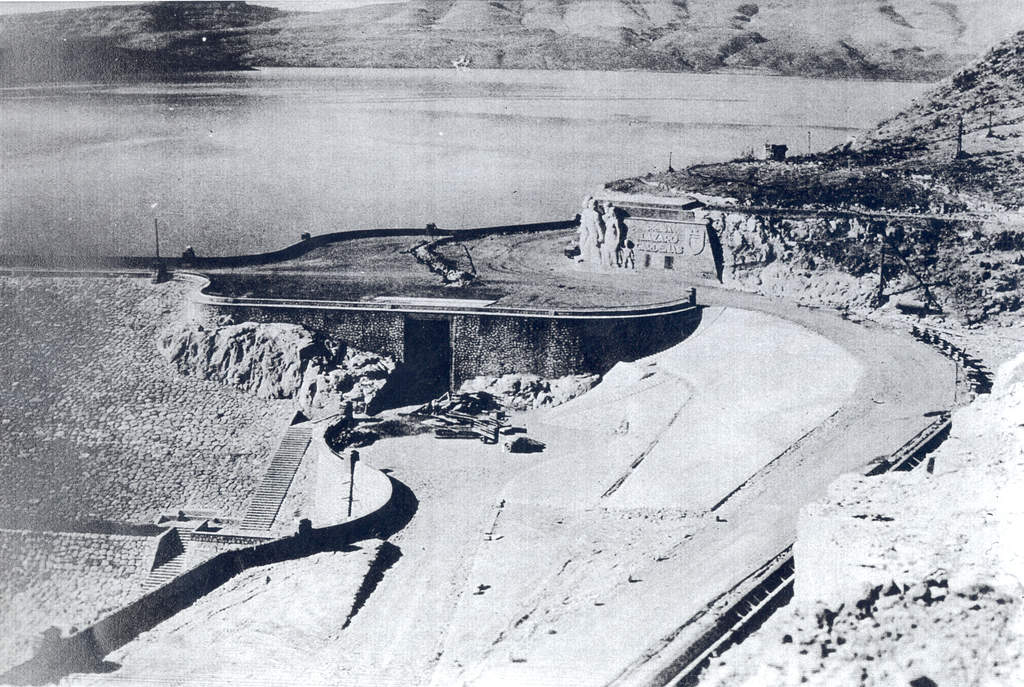 A cuentagotas. Tras años de negociaciones con terratenientes y gestiones ante las autoridades, finalmente arrancó la construcción de la presa en el año de 1936. (ARCHIVO)
