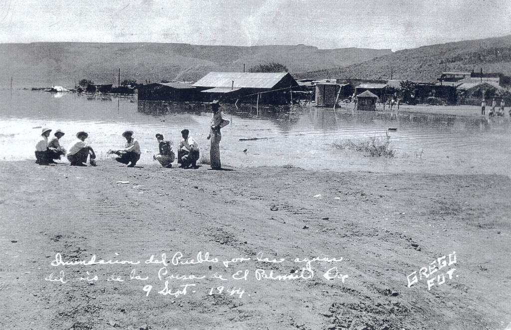 El pueblo. Habitantes de la comunidad de El Palmito observan la inundación provocada por los ríos que alimentan al Nazas, en septiembre de 1944. (ARCHIVO)