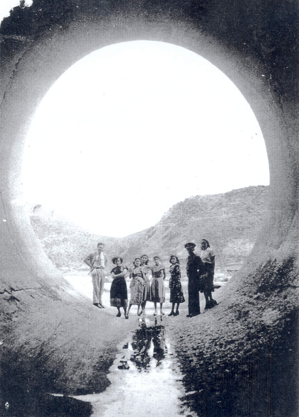 Dimensiones. Pobladores de El Palmito dan cuenta de lo amplio de los túneles de la presa. (ARCHIVO)