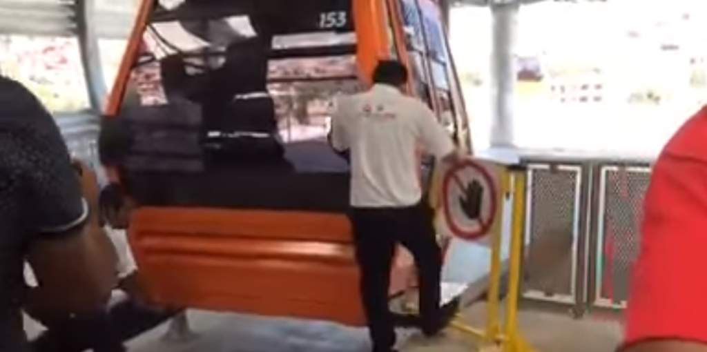 En redes sociales se difundió un video en el que se reportaba una falla en el Mexicable. (YOUTUBE) 