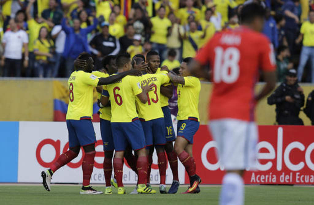 Ecuador controló el juego mediante la posesión del balón, ejerciendo presión desde tres cuartos de cancha, con Valencia incansable, lanzando centros sobre el área rival y creando jugadas de riesgo. (AP)