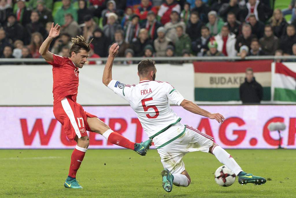 Valentin Stocker (i) anotó el gol de la victoria para Suiza. (EFE)