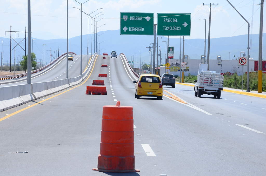 La carretera a Mieleras es actualmente uno de los sectores donde proliferan los agentes de tránsito, pero también elementos de la Policía Estatal. (FERNANDO COMPEÁN)