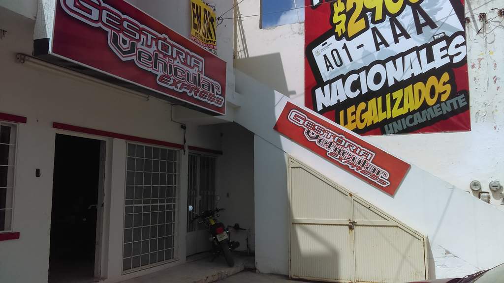 La empresa Gestoría Vehicular Express se estableció en un local de la avenida Victoria del centro para atender a los propietarios que estén interesados en efectuar el trámite. (EL SIGLO DE TORREÓN)