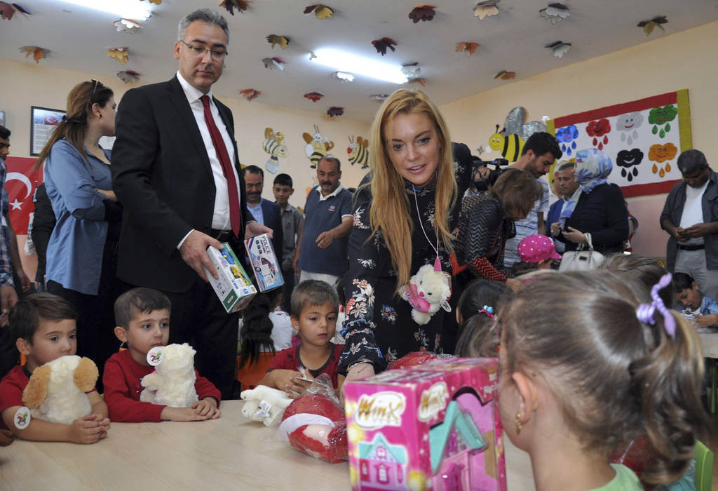 Ayuda. La actriz recorrió las instalaciones sociales y de preescolar de Nizip, la cual es administrada por el gobierno de Turquía, además entregó diversos juguetes a los pequeños y convivió con ellos.