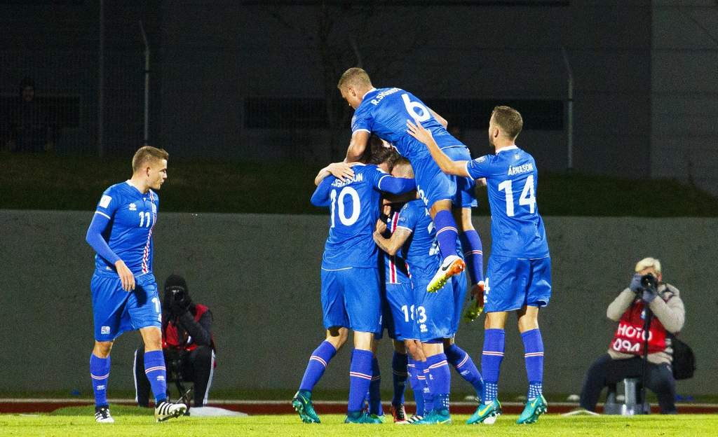 Islandia derrotó 2-0 a Turquía y se colocó en segundo lugar de su grupo por diferencia de goles. (EFE)