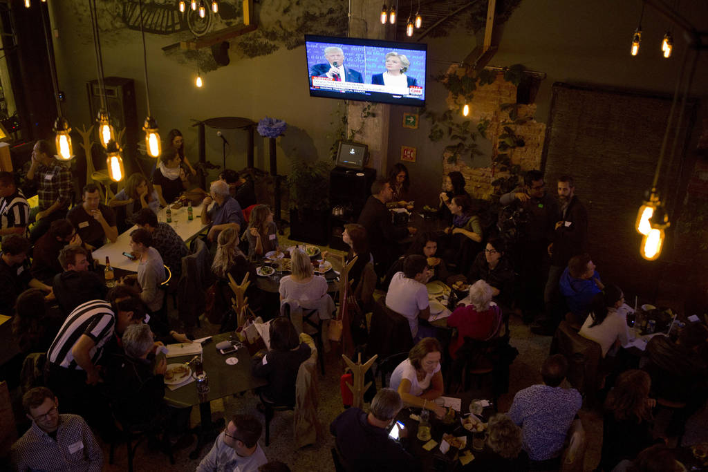Pendientes. En un restaurante de la Ciudad de México se siguió el debate de los candidatos. 