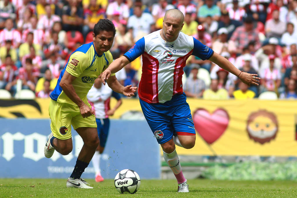 Bautista anotó gol en el Clásico de las Leyendas. (Jam Media)