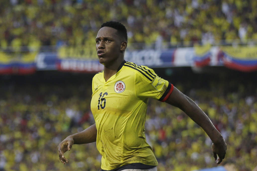 Yerry Mina celebra tras anotar el gol del empate de Colombia. (AP)