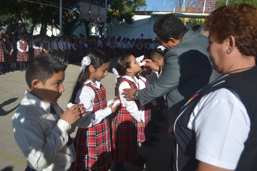 Campaña. La Tercera Semana Nacional de Salud, inició ayer en la escuela primaria Gerardo Calderón Rocha de Torreón. (ANGÉLICA SANDOVAL)