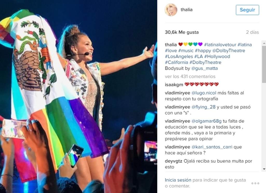 Thalía mostró tal bandera, que traía uno de sus seguidores, en un concierto que ofreció en Los Ángeles, California con motivo de su “Latina Love Tour” que próximamente traerá a México. (INSTAGRAM) 