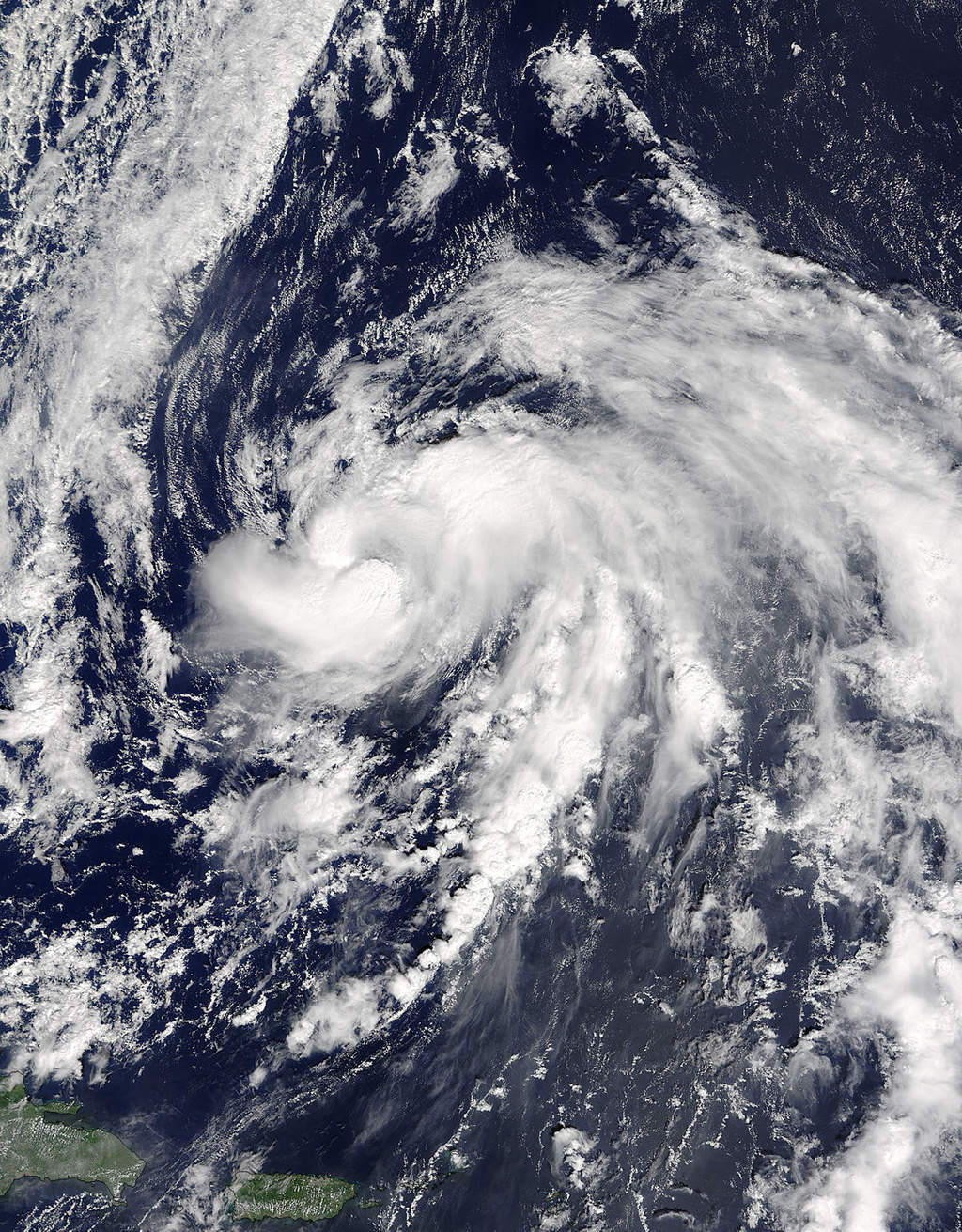 'Nicole', el sexto huracán de la temporada ciclónica en la cuenca atlántica, girará hoy hacia el norte para moverse hacia el nor-noroeste este jueves. (EFE)

