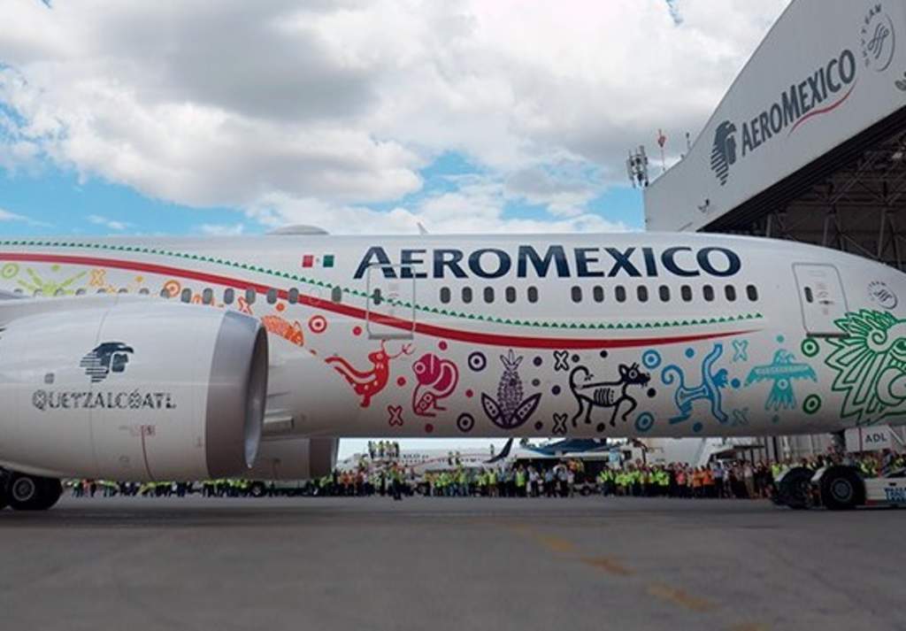 Por primera vez en la historia de la aviación mundial, un avión tiene un mural plasmado en su fuselaje, el cual evoca a una de las deidades más simbólicas de la cultura prehispánica: Quetzalcóatl. (TWITTER)