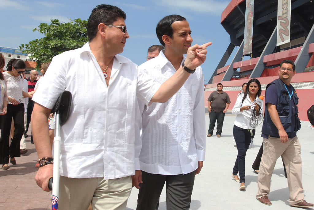 Fidel Kuri (i) dijo que en diciembre va a meter una carta a la Federación para cambiar de sede al Veracruz. (Archivo)