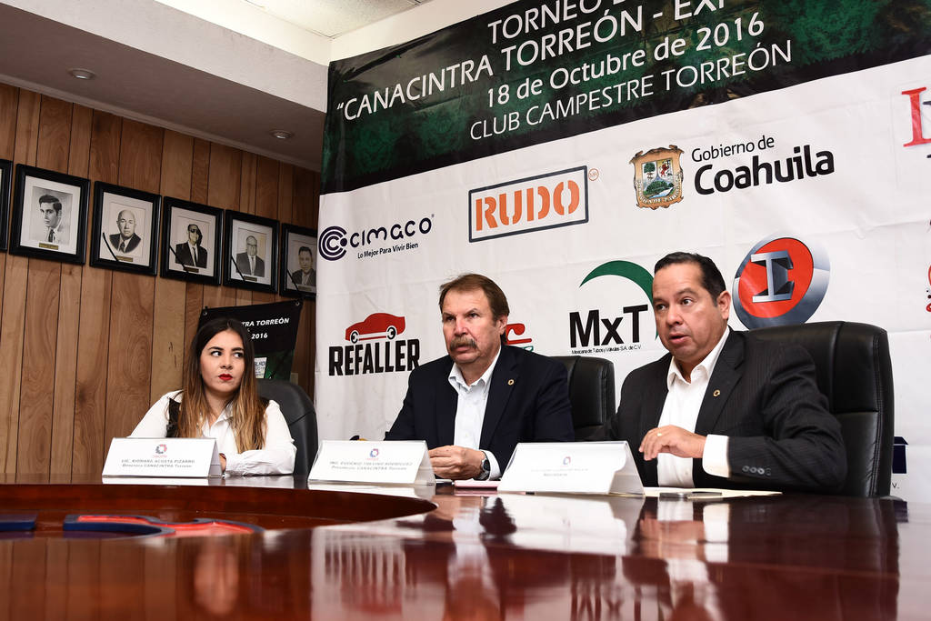 Directivos de la Cámara Nacional de la Industria de la Transformación en Torreón presentaron los detalles del certamen. (Jesús Galindo)