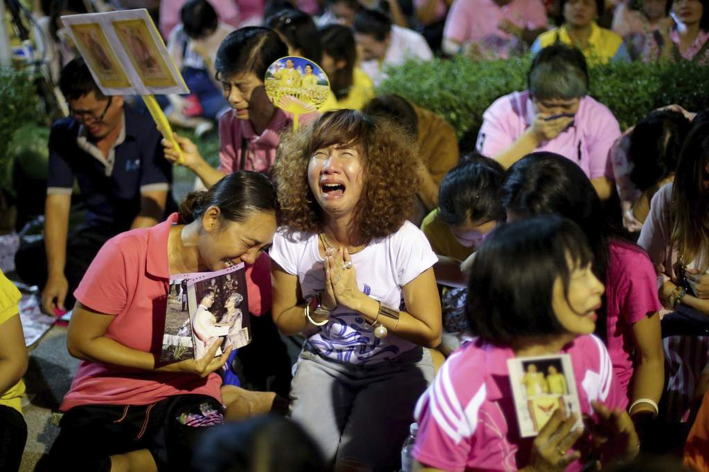 La muerte del monarca provoca gran dolor en el pueblo de Tailandia. (EFE)