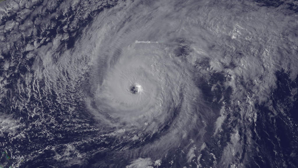 El huracán se desplaza hacia el noroeste a 16 millas por hora (26 km/h) y los meteorólogos prevén que 'el centro de 'Nicole' se aleje de las Bermudas esta tarde'. (EFE)
