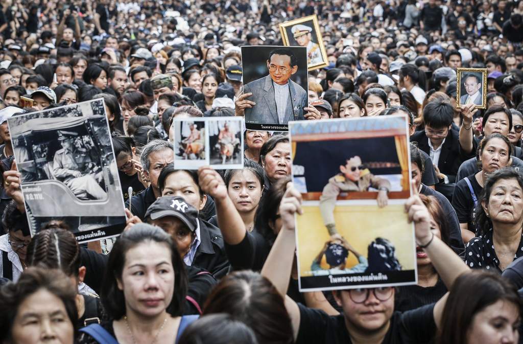 El gobierno ha declarado un año de luto oficial y pidió a los tailandeses vestir de negro y evitar 'festividades' durante 30 días. (EFE)