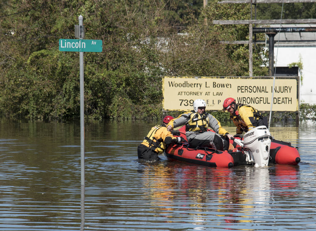 Búsqueda. Equipos de rescate tratan de llegar a la zonas más afectadas por el paso de 'Matthew' y los ríos desbordados. (AP)