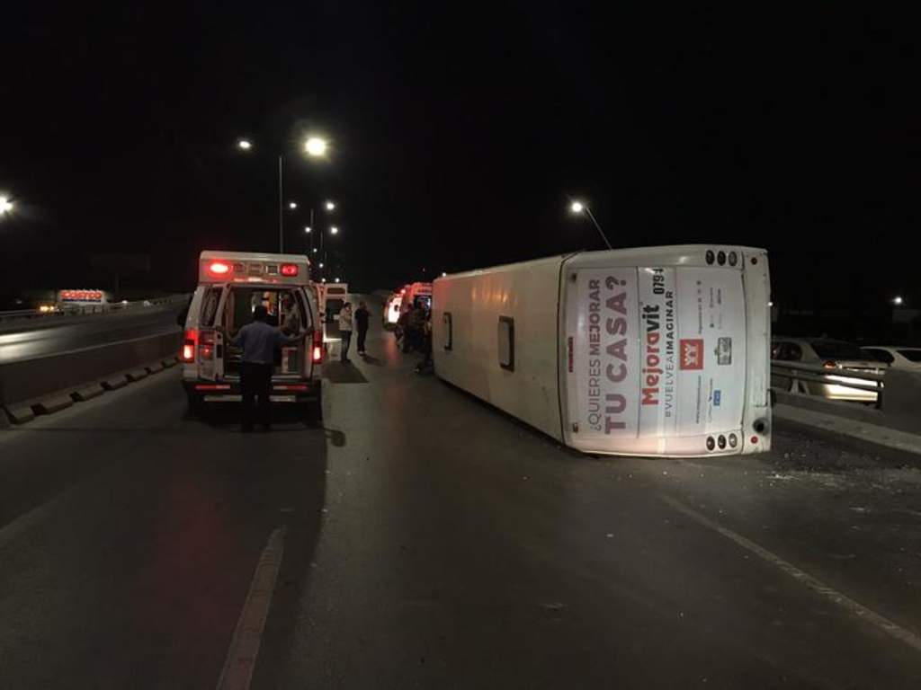El hecho ocurrió la noche de ayer viernes, alrededor de las 23:00 horas, cuando un camión de transporte conducido por Gilberto Molina se dirigía a la empresa Mabe ubicada en Ramos Arizpe. (TWITTER)

