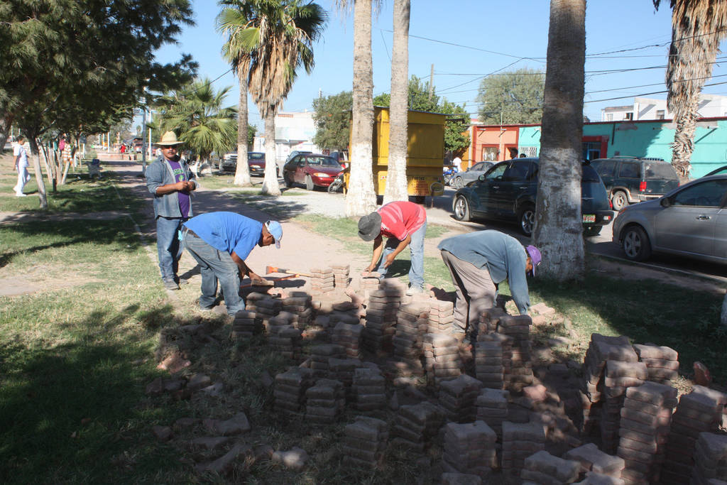 Obra. Se trabaja en el remozamiento de andador. (CORTESÍA)