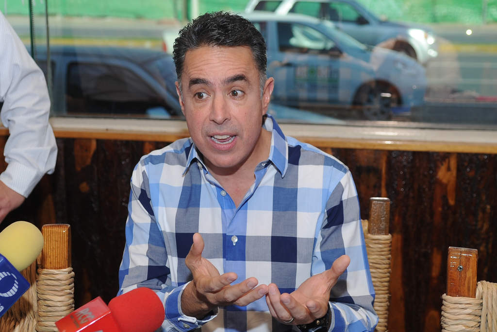 Anaya dijo que no sabe de quién es la revista 'Panorama' y sólo le pidieron permiso para que el promoviera la portada. (RAMÓN SOTOMAYOR)
