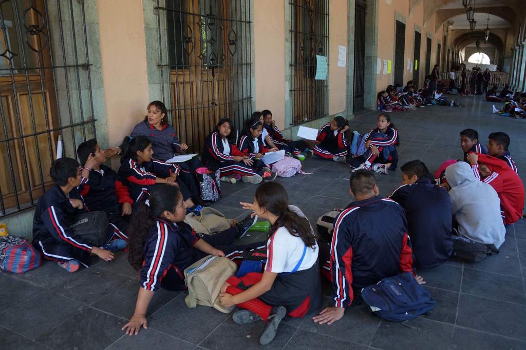 Profesores de la Sección 22 del CNTE y padres de familia efectuaron así una protesta pacífica para exigir al gobierno estatal la construcción de aulas con material macizo, demanda que tiene siete años. (EL UNIVERSAL)