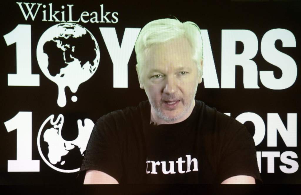 Assange está refugiado en el edificio de la legación ecuatoriana en la capital británica, donde pidió asilo hace cuatro años, a fin de no ser extraditado a Suecia, país que le requiere para interrogarlo por delitos sexuales que él niega. (ARCHIVO)