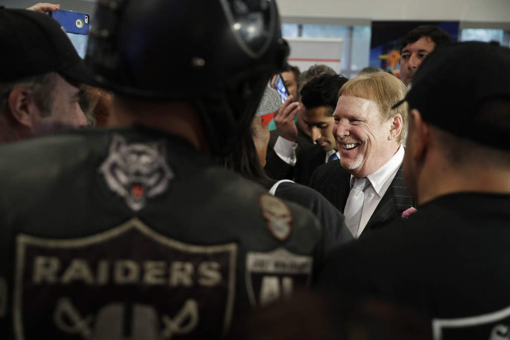 El dueño de los Raiders, Mark Davis, habla con los aficionados de los 'Malosos' en Las Vegas. (AP)