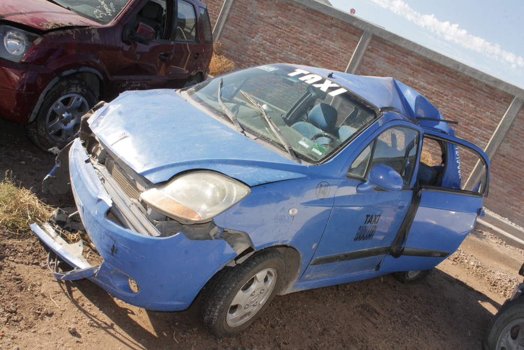 El automóvil sedán marca Chevrolet Matiz, color azul, modelo 2008, con placas de circulación 72-15-CUA del Servicio Público de Transporte del Estado de Coahuila quedó con daños de consideración. (ESPECIAL)