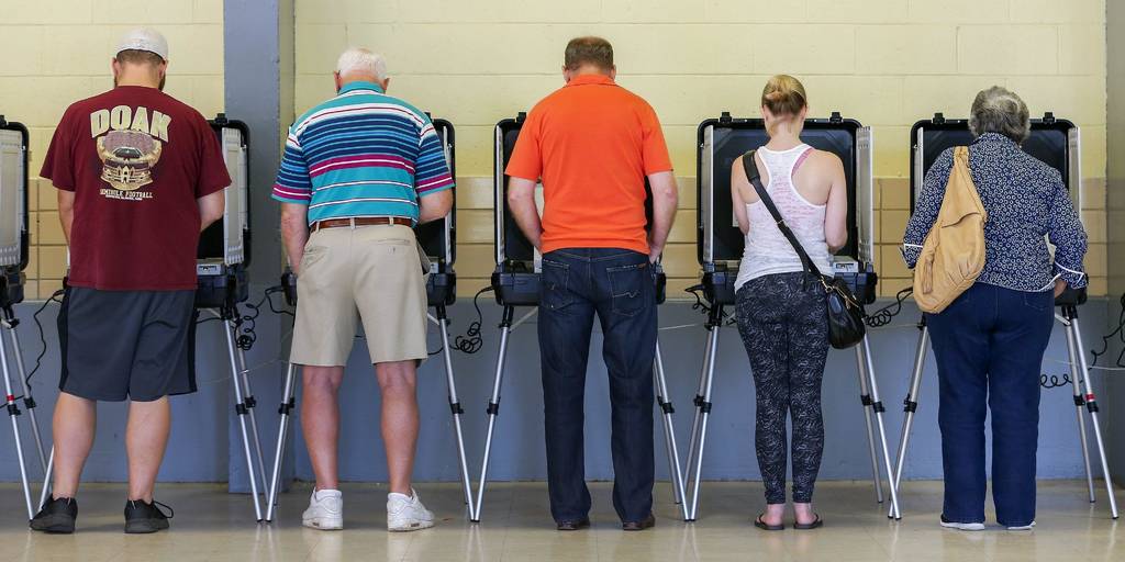A las urnas. Varias personas participaron en el primer día de voto anticipado para las elecciones generales de EU en Tucker, Georgia.