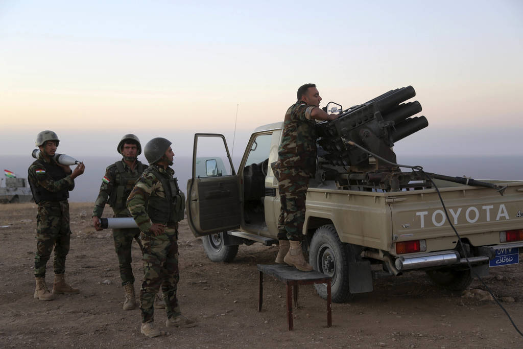 Apuntan. Fuerzas kurdas toman posiciones para el inicio de la ofensiva que busca arrebatar Mosul al Estado Islámico.