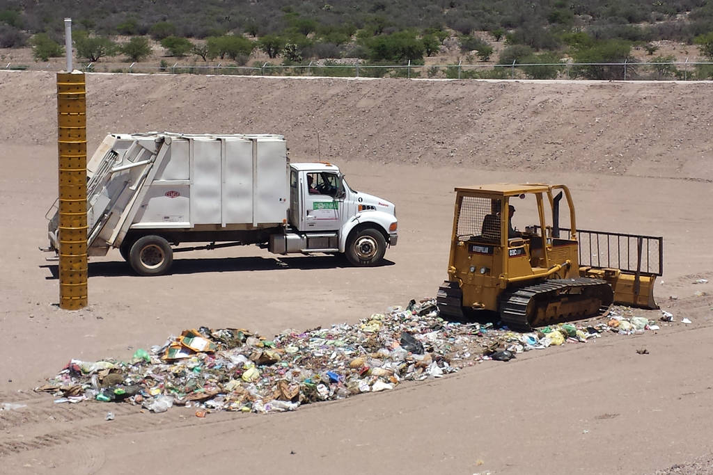 Relleno. En los municipios no existe la maquinaria pesada correspondiente para compactar y enterrar la basura que se genera.
(EL SIGLO DE TORREÓN)